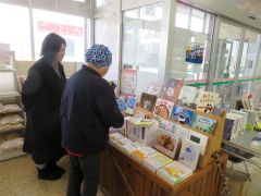 スーパーの一角に出店した移動書店。地域住民が本を手に取って選ぶ楽しみを味わった