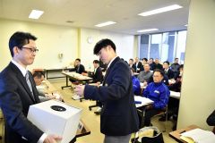 予備抽選で「１番」を引き当て、宣誓文の大役を務める足寄の齋藤栄真主将（右手前）