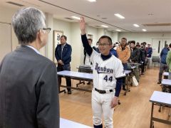 選手宣誓を行うまんぼうクラブの吉田英史選手