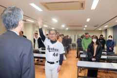選手宣誓を行うまんぼうクラブの吉田英史選手