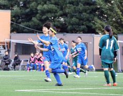 決勝ゴールを挙げて喜ぶ十勝ＦＳリトルガールズの（１１）恩田海莉（左から２人目）