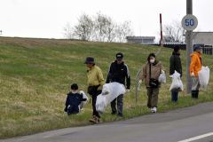 ２０人が「ありがとうのごみ拾い」　池田 2