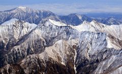 残雪をまとう日高山脈。中央はカムイエクウチカウシ山、左奥は十勝幌尻岳、最奥には雲海の十勝平野が見える（１日午前）
