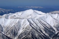 雲海の先　連なる宝石　日高山脈　来月国立公園化１年　残雪まとい輝く 3
