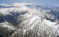 雲海の先　連なる宝石　日高山脈　来月国立公園化１年　残雪まとい輝く 5
