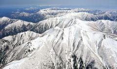 雲海の先　連なる宝石　日高山脈　来月国立公園化１年　残雪まとい輝く 6
