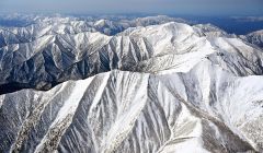 残雪をまとう日高山脈。手前がピパイロ岳、右奥は山脈最高峰の幌尻岳（１日午前）