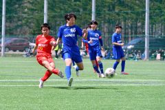 【決勝　下音更・共栄・駒場―新得】試合開始早々に先制点を決める新得の高岡航希（左）
