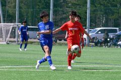 【決勝　下音更・共栄・駒場―新得】後半、下音更・共栄・駒場の高島優心（左）が追加点を決め、３―１とする