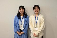 女子ダブルスに出場する（左から）長原選手と鎌田選手。同じ職場で働きながら競技を続ける