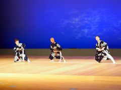 踊りを披露する出演者