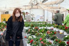 帯広農高生が手塩の花苗、住民に人気 生徒ら接客し販売会 3