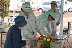 帯広農高生が手塩の花苗、住民に人気 生徒ら接客し販売会 4