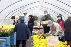 帯広農高生が手塩の花苗、住民に人気　生徒ら接客し販売会