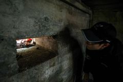 銃眼から外をのぞき込む参加者。トーチカの厚さも分かる