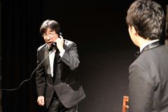 稽古中の（左から）映画監督役・富永代表と助監督役・清水さん