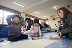 お絵かきを楽しむ子どもたち（３日午前１０時ごろ、帯広市児童会館）
