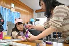 短剣づくりを楽しむ子ども（３日午前１０時ごろ、帯広市児童会館）