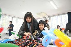 バルーンアートにチャレンジする子どもたち（３日午前１０時ごろ、帯広市児童会館）