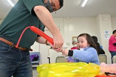 バルーンアートにチャレンジする子ども（３日午前１０時ごろ、帯広市児童会館）