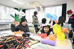 工作に子どもたち笑顔　市児童会館で「こどもウィーク」スタート