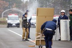 撃退スプレーの使用手順などを確認する関係者ら（石原秀樹通信員撮影）