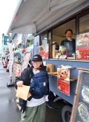 並ぶキッチンカーで買い物をする来場者（３日午前１１時ごろ、塩原真撮影）
