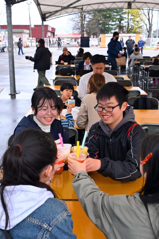 【写真】十勝のグルメに大満足 帯広競馬場 5日まで「うまちか」