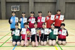 女子個人戦の上位入賞者。前列左２人目から優勝した貝谷、小川・亀田組