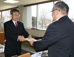 安井町長から委嘱状を受け取る安藤さん（左）