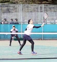 女子優勝の平崎結菜・横地花音組
