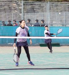 女子優勝の平崎結菜・横地花音組