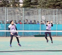 女子優勝の平崎結菜・横地花音組