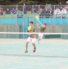 【男子決勝】左腕から力強いフォアストロークを放つ帯農の渡部拳斗（奥）。古川琉慎の強気なボレーも光って快勝した