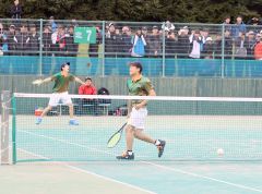 【男子決勝】ポイントを挙げて喜ぶ帯農の渡部拳斗・古川琉慎組（左から）