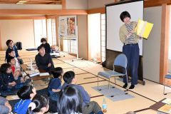 絵本「こどもたちは　まっている」に耳を傾ける参加者