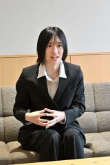 飯田晴義町長に昨季の活動を報告する女子バスケ選手の河村美侑さん