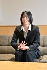 飯田晴義町長に昨季の活動を報告する女子バスケ選手の河村美侑さん