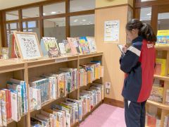 クイズや指定の本を探す謎解きなどに挑戦する子どもたち