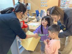 問題に正解し景品を受け取る子どもたち