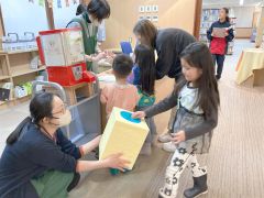 問題に正解し景品を受け取る子どもたち