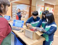 問題に正解し景品を受け取る子どもたち