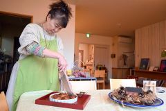 ５周年を迎えたクラフトキッチンの齊藤代表。イベントで提供する菓子を焼き上げた