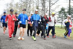 ２７人が公園を快走　帯広楽走会早朝マラソンスタート