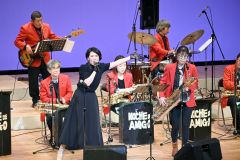 ６曲を披露したちばよしお＆ノーチェアミーゴのメンバー
