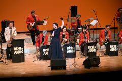 ６曲を披露したちばよしお＆ノーチェアミーゴのメンバー