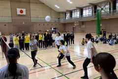 学年を越えた応援を背に試合を楽しむ学生