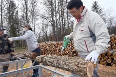 植菌作業を行う電源開発の社員ら