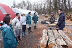 中木社長（右）から作業方法の説明を受けるダム管理者ら