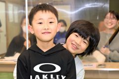切磋琢磨する吉田さん（左）、山本さん（須貝拓也撮影）